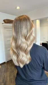 7 moderne Farbtechniken im Vergleich. Blonde Air Touch Balayage in Bad Tölz bei Friseur HaarScharf in Bayern - Eine blonde Frau mit einer Balayage im Salon
