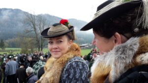 Leonhardi mit traditioneller Frisur. Pferde, Kutschen, Hochteckfrisuren. Wallfahrt bad Tölz.