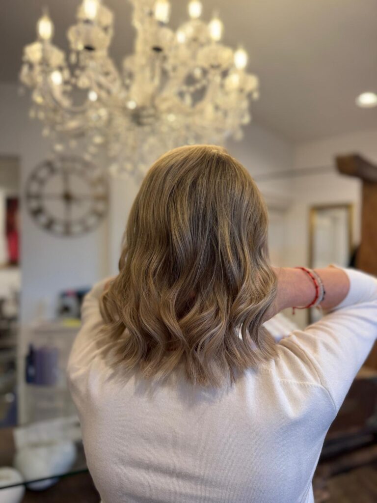 Haarverdichtung bei feinem Haar. Ein nachher Bild mit deutlich sichtbar mehr Volumen.