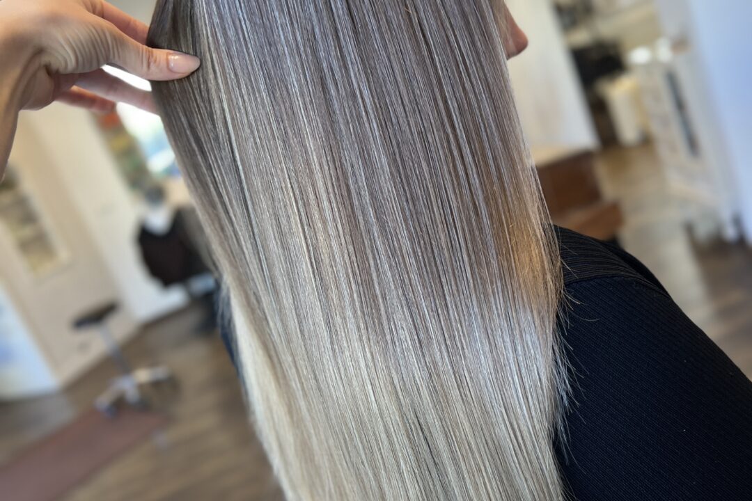 Balayage in Bad Tölz bei Friseur HaarScharf in Bayern - Eine Frau mit einer American Balayage glatte gestreckte Haare