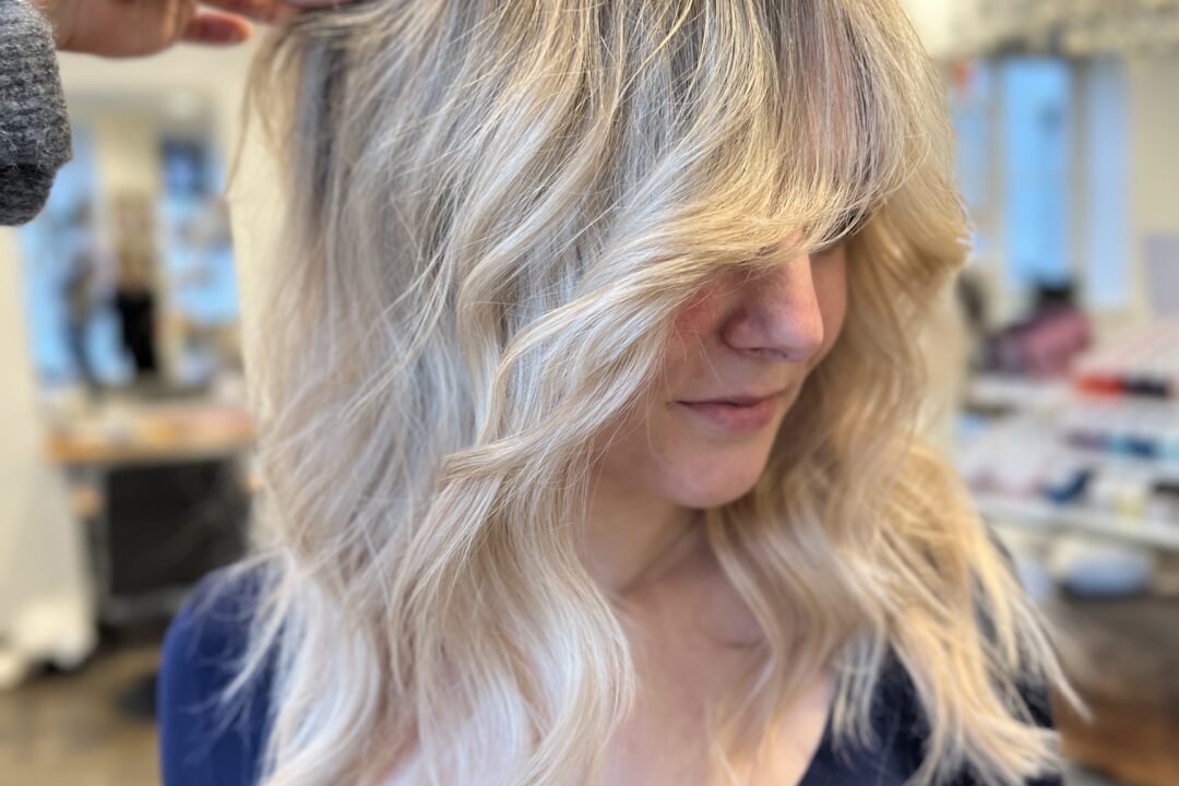 Blondierung und Airtouch Balayage in Bad Tölz bei Friseur HaarScharf in Bayern - Eine Frau mit schönen blonden Haaren
