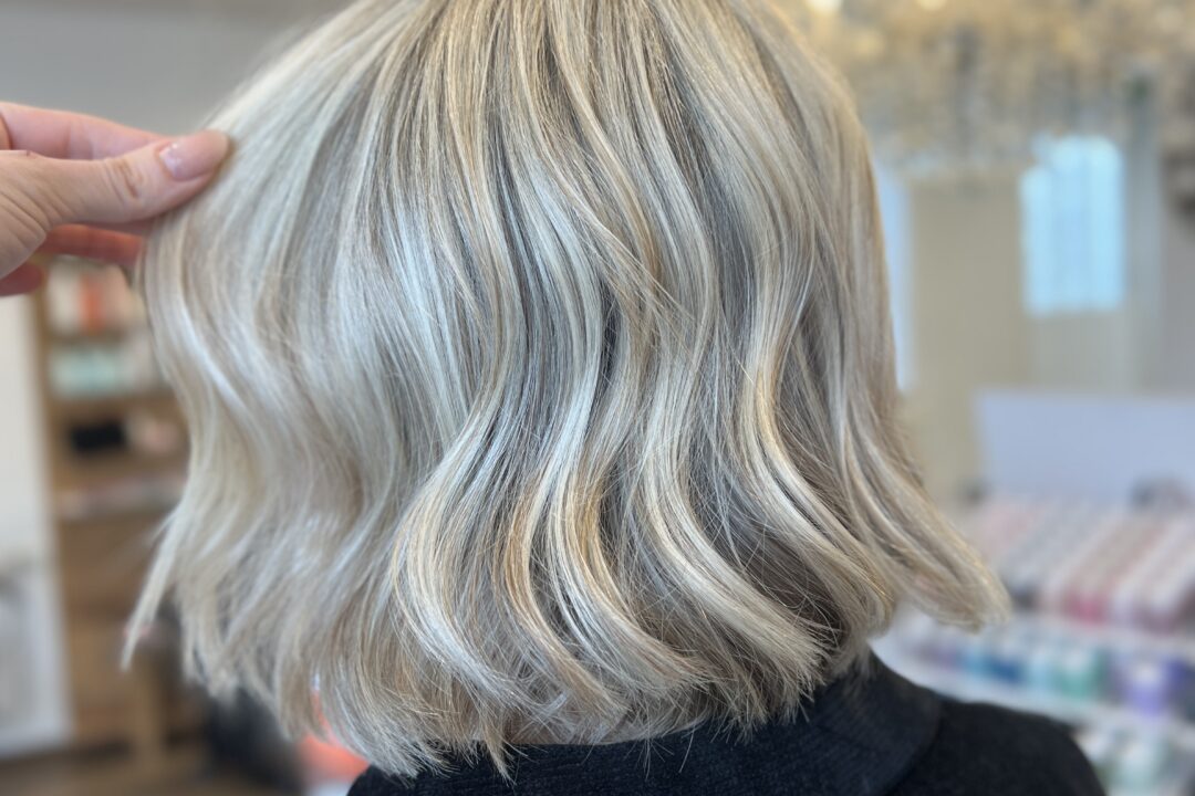 Calligraphy Cut in Bad Tölz bei Friseur HaarScharf in Bayern - Blonde Frau mit mittellangem Haarschnitt