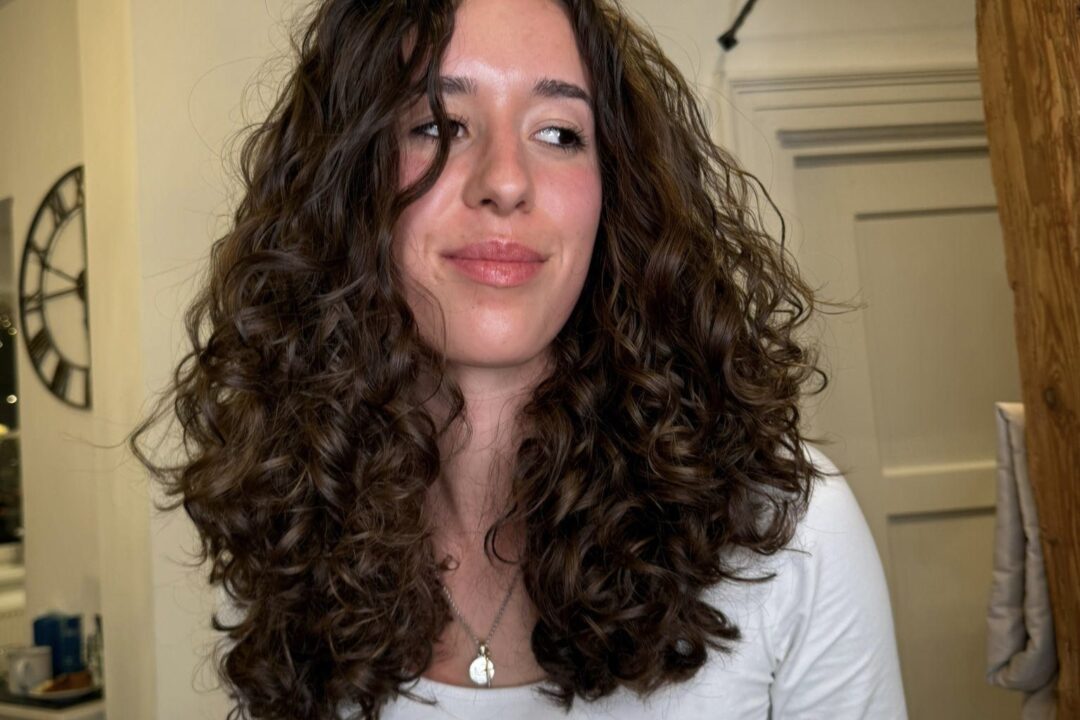 Dauerwelle und Lockenschnitt in Bad Tölz bei Friseur HaarScharf in Bayern - Eine Frau mit dunklen Locken